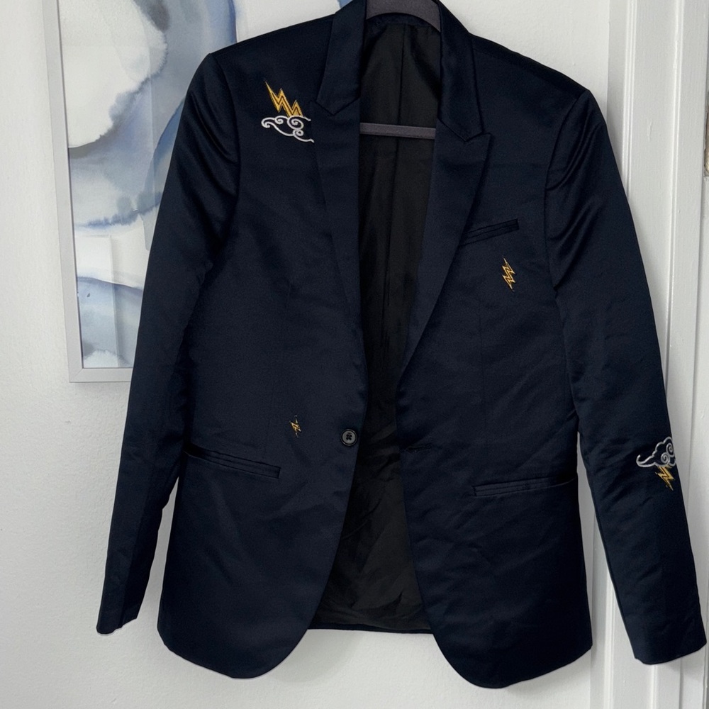 Stylish Black Blazer with Embroidered Accents
